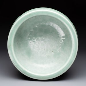A Chinese celadon-glazed tripod censer with floral anhua design, 18/19th C. — photo 4