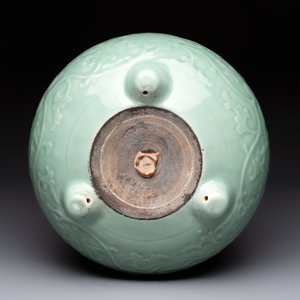 A Chinese celadon-glazed tripod censer with floral anhua design, 18/19th C. — photo 5