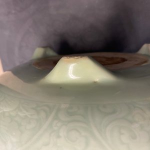 A Chinese celadon-glazed tripod censer with incised underglaze design, Kangxi — 照片 12