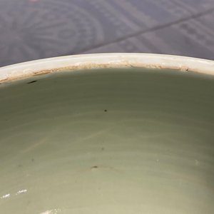 A Chinese celadon-glazed tripod censer with incised underglaze design, Kangxi — 照片 20