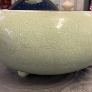 A Chinese celadon-glazed tripod censer with incised underglaze design, Kangxi — 照片 27