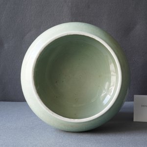 A Chinese celadon-glazed tripod censer with incised underglaze design, Kangxi — 照片 10