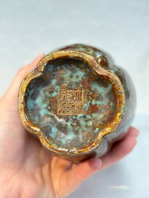 A Chinese celadon-glazed vase and a faux bronze-glazed vase, Qianlong mark, 18/19th C. — photo 6