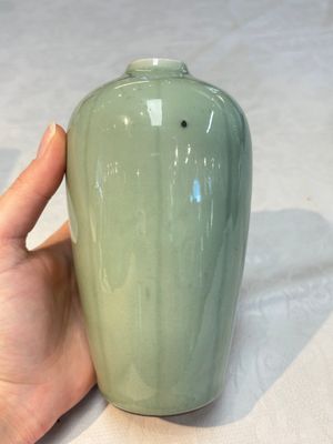 A Chinese celadon-glazed vase and a faux bronze-glazed vase, Qianlong mark, 18/19th C. — photo 10