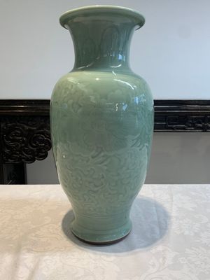 A Chinese celadon-glazed vase with floral design, Qianlong — photo 2