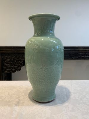 A Chinese celadon-glazed vase with floral design, Qianlong — photo 3