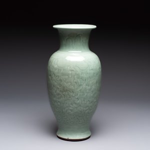 A Chinese celadon-glazed vase with floral design, Qianlong — photo 2