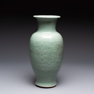 A Chinese celadon-glazed vase with floral design, Qianlong — photo 4