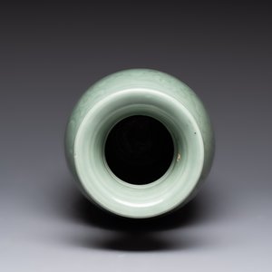 A Chinese celadon-glazed vase with floral design, Qianlong — photo 5