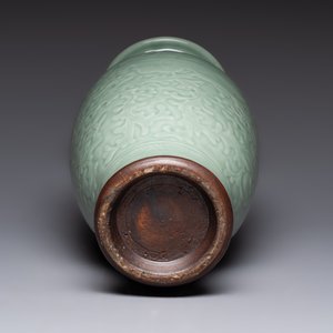 A Chinese celadon-glazed vase with floral design, Qianlong — photo 6