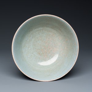A Chinese celadon-glazed vase with underglaze design and a junyao-type bowl, 19/20th C. — photo 6