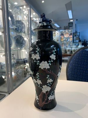 A Chinese celadon-glazed water dropper, a yellow-glazed ewer, a famille noire covered vase and a miniature model, 19th C. — photo 21
