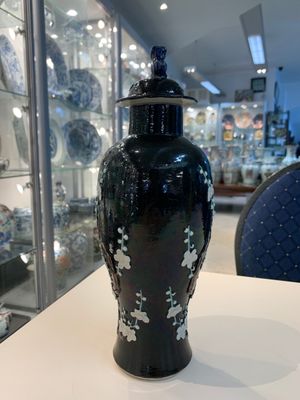 A Chinese celadon-glazed water dropper, a yellow-glazed ewer, a famille noire covered vase and a miniature model, 19th C. — photo 22