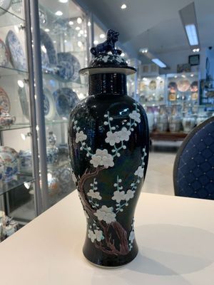 A Chinese celadon-glazed water dropper, a yellow-glazed ewer, a famille noire covered vase and a miniature model, 19th C. — photo 23