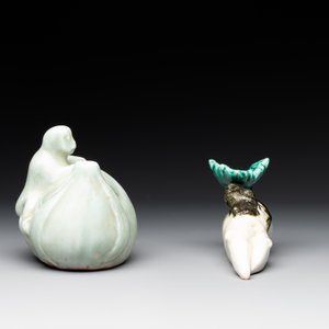 A Chinese celadon-glazed water dropper, a yellow-glazed ewer, a famille noire covered vase and a miniature model, 19th C. — photo 11