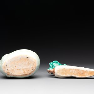 A Chinese celadon-glazed water dropper, a yellow-glazed ewer, a famille noire covered vase and a miniature model, 19th C. — photo 12