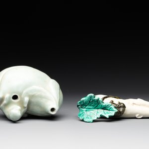 A Chinese celadon-glazed water dropper, a yellow-glazed ewer, a famille noire covered vase and a miniature model, 19th C. — photo 13