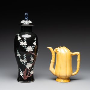 A Chinese celadon-glazed water dropper, a yellow-glazed ewer, a famille noire covered vase and a miniature model, 19th C. — photo 2