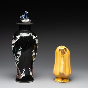 A Chinese celadon-glazed water dropper, a yellow-glazed ewer, a famille noire covered vase and a miniature model, 19th C. — photo 3