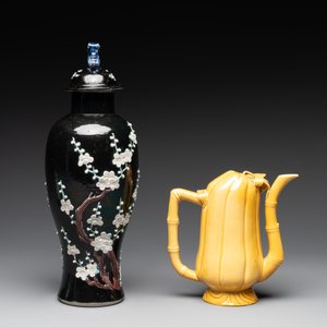A Chinese celadon-glazed water dropper, a yellow-glazed ewer, a famille noire covered vase and a miniature model, 19th C. — photo 4