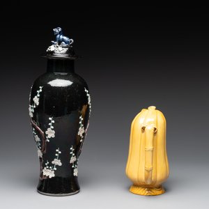 A Chinese celadon-glazed water dropper, a yellow-glazed ewer, a famille noire covered vase and a miniature model, 19th C. — photo 5
