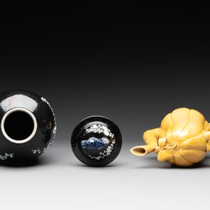 A Chinese celadon-glazed water dropper, a yellow-glazed ewer, a famille noire covered vase and a miniature model, 19th C. — photo 6