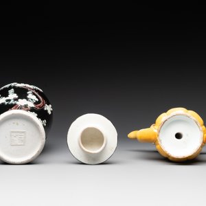 A Chinese celadon-glazed water dropper, a yellow-glazed ewer, a famille noire covered vase and a miniature model, 19th C. — photo 7