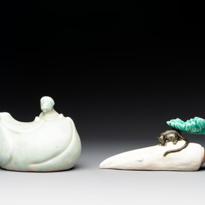 A Chinese celadon-glazed water dropper, a yellow-glazed ewer, a famille noire covered vase and a miniature model, 19th C. — photo 8