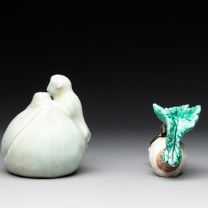 A Chinese celadon-glazed water dropper, a yellow-glazed ewer, a famille noire covered vase and a miniature model, 19th C. — photo 9
