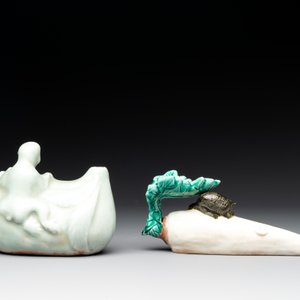 A Chinese celadon-glazed water dropper, a yellow-glazed ewer, a famille noire covered vase and a miniature model, 19th C. — photo 10