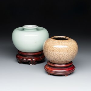A Chinese celadon-glazed water pot and a ge-type water pot on wooden stands, Qianlong mark, 19th C. — photo 1