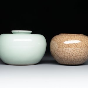 A Chinese celadon-glazed water pot and a ge-type water pot on wooden stands, Qianlong mark, 19th C. — photo 2