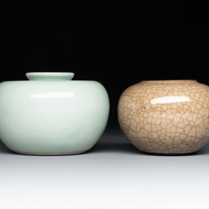 A Chinese celadon-glazed water pot and a ge-type water pot on wooden stands, Qianlong mark, 19th C. — photo 3