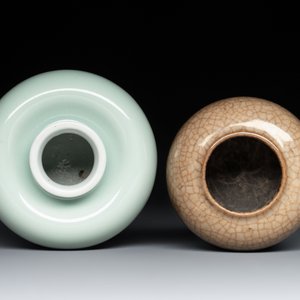 A Chinese celadon-glazed water pot and a ge-type water pot on wooden stands, Qianlong mark, 19th C. — photo 4