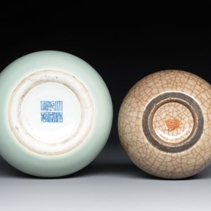 A Chinese celadon-glazed water pot and a ge-type water pot on wooden stands, Qianlong mark, 19th C. — photo 5