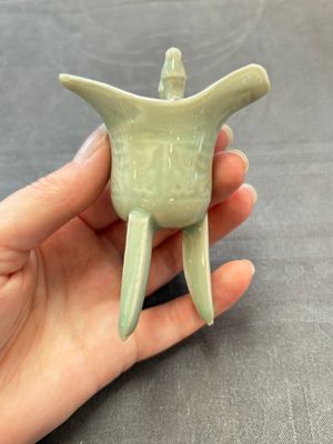 A Chinese celadon-glazed wine vessel, 'jue 爵', 18/19th C. — 照片 1