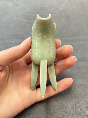 A Chinese celadon-glazed wine vessel, 'jue 爵', 18/19th C. — 照片 2