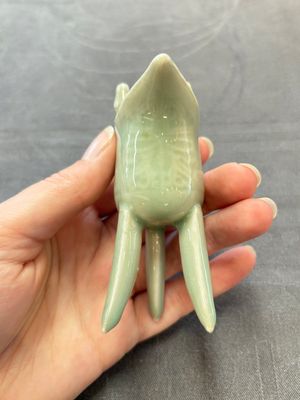 A Chinese celadon-glazed wine vessel, 'jue 爵', 18/19th C. — 照片 4