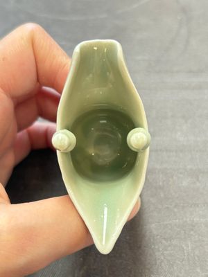 A Chinese celadon-glazed wine vessel, 'jue 爵', 18/19th C. — 照片 5