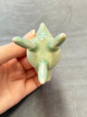 A Chinese celadon-glazed wine vessel, 'jue 爵', 18/19th C. — 照片 6
