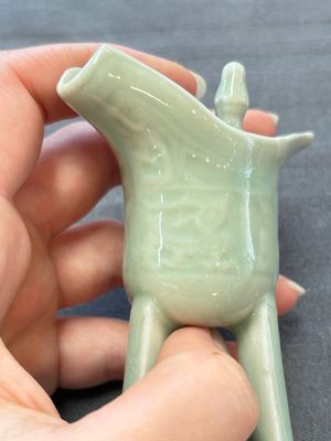 A Chinese celadon-glazed wine vessel, 'jue 爵', 18/19th C. — 照片 7