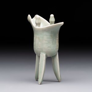 A Chinese celadon-glazed wine vessel, 'jue 爵', 18/19th C. — 照片 1