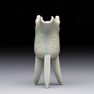 A Chinese celadon-glazed wine vessel, 'jue 爵', 18/19th C. — 照片 3
