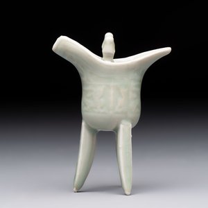 A Chinese celadon-glazed wine vessel, 'jue 爵', 18/19th C. — 照片 4