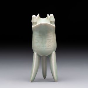A Chinese celadon-glazed wine vessel, 'jue 爵', 18/19th C. — 照片 5