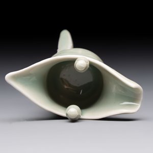 A Chinese celadon-glazed wine vessel, 'jue 爵', 18/19th C. — 照片 6