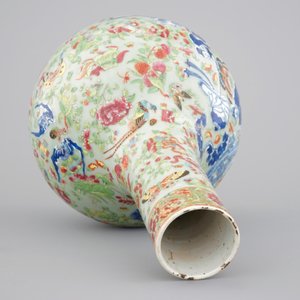A Chinese celadon-ground blue and white porcelain bottle-shaped vase with Cantonese overdecoration, 19th C. — 照片 5