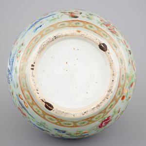 A Chinese celadon-ground blue and white porcelain bottle-shaped vase with Cantonese overdecoration, 19th C. — 照片 6