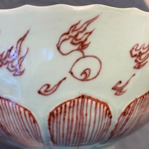 A Chinese celadon-ground copper red 'dragon' bowl, Kangxi — 照片 12