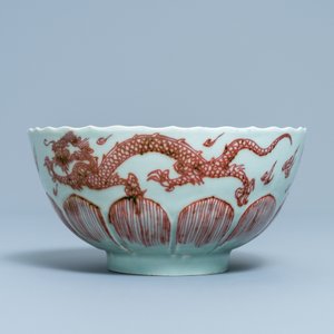 A Chinese celadon-ground copper red 'dragon' bowl, Kangxi — 照片 2